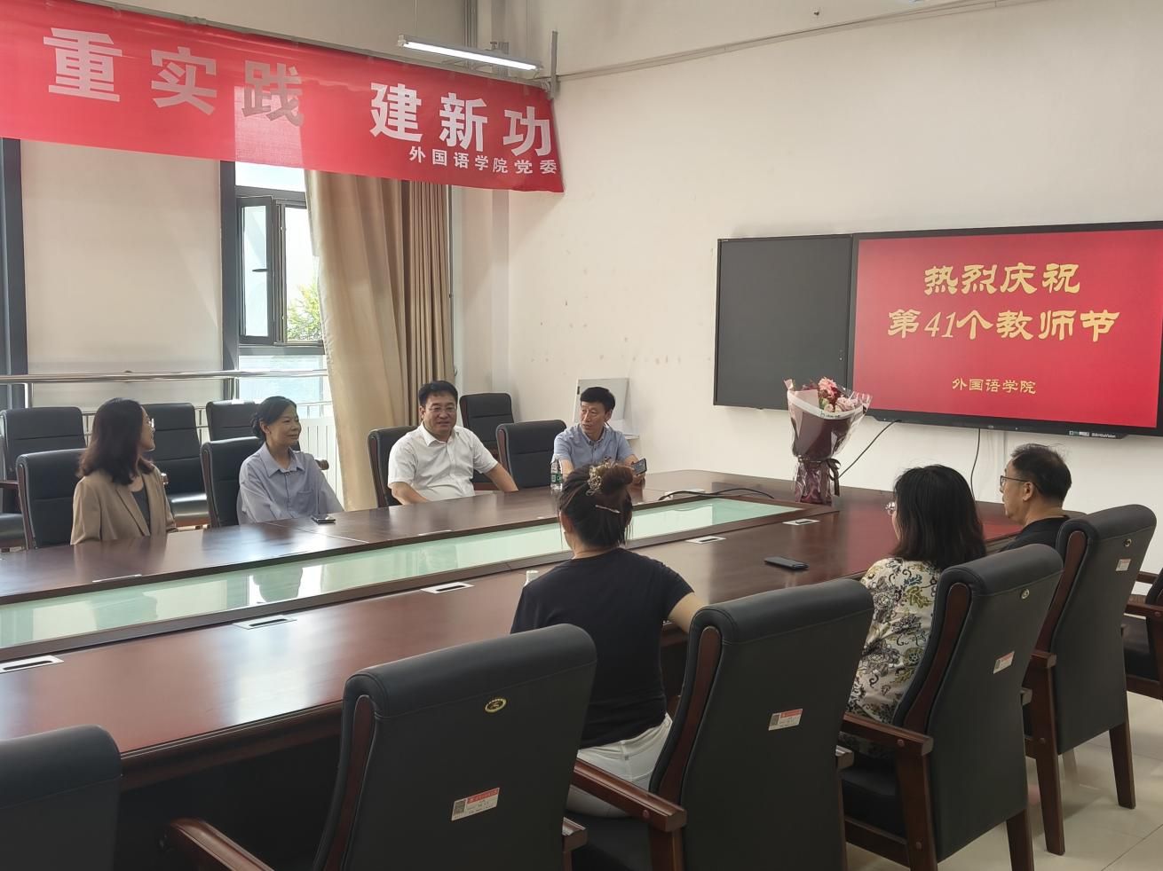 三亿体育有限公司副董事长张新房慰问三亿老教师刘铁虹